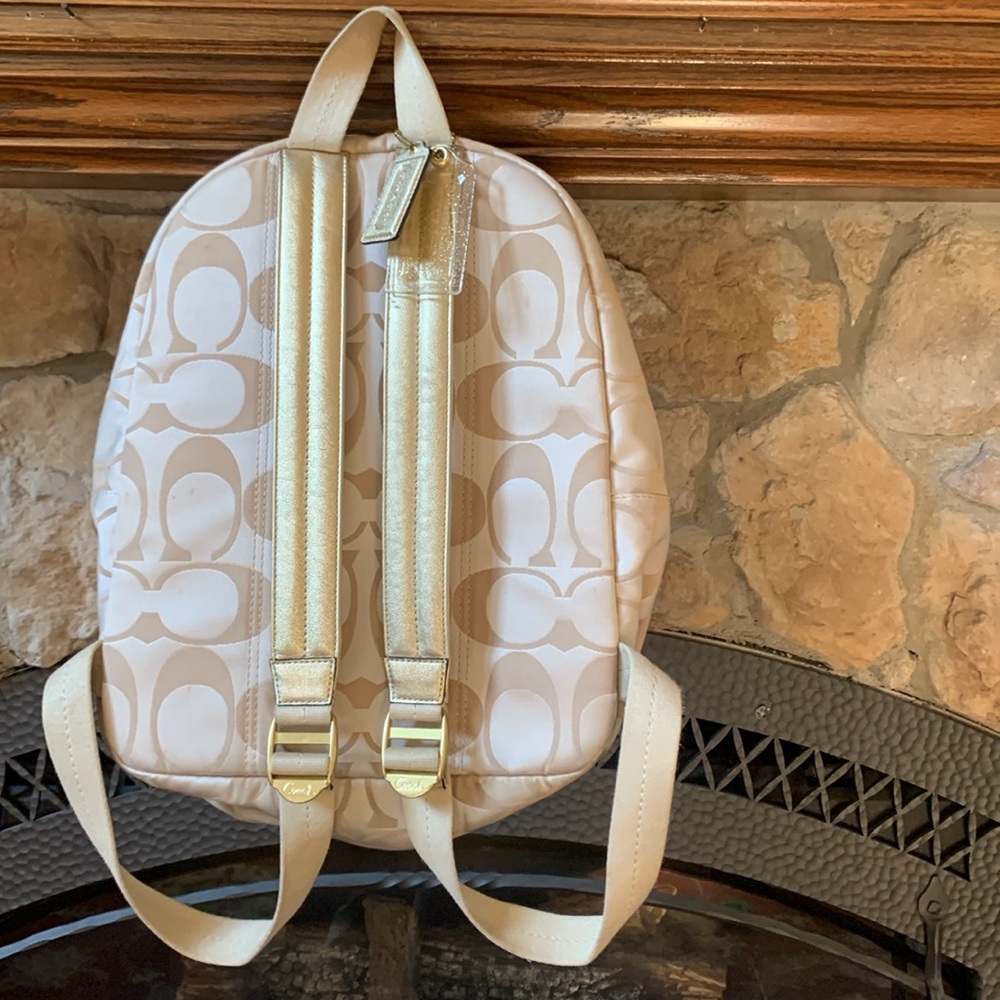 Coach Poppy Backpack 🌺 offers welcomed 💝 - Picture 2 of 9